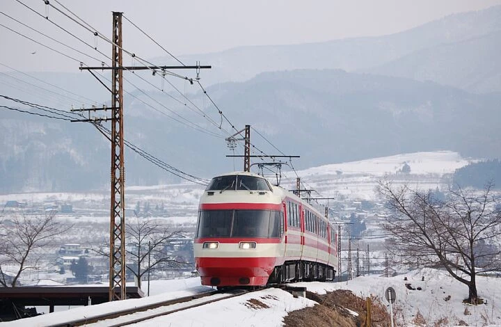 train to yudanaka onsen Japan snow monkeys
